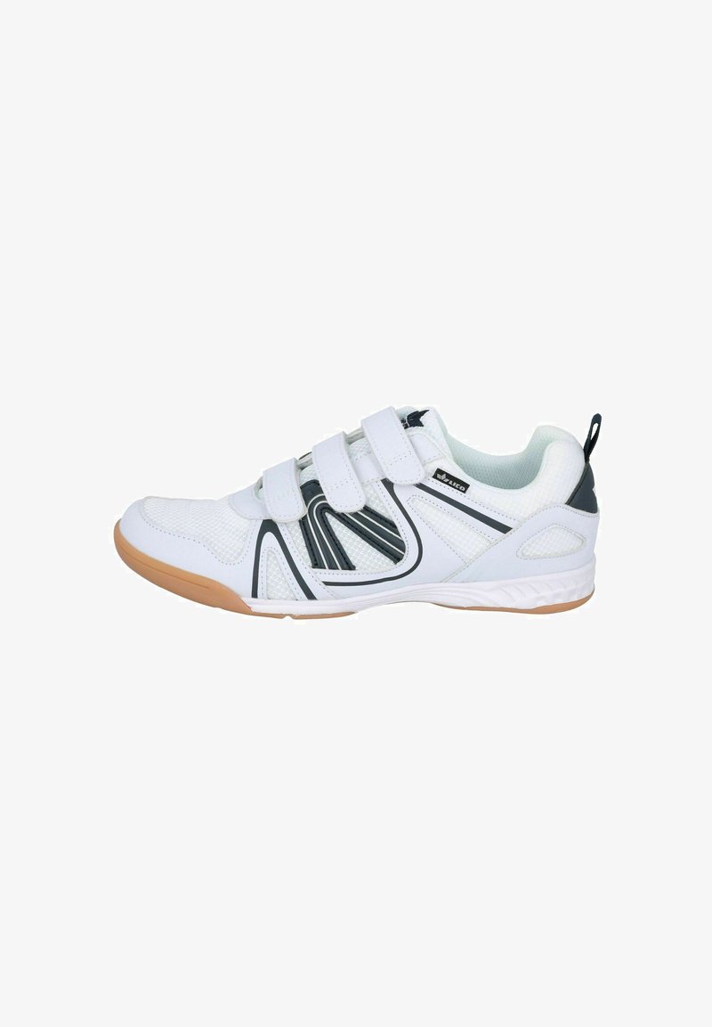 Weiße Sportschuhe aus Mesh und synthetischem Material, mit schwarzen Akzenten, drei Klettverschlussriemen und einer Gummisohle.