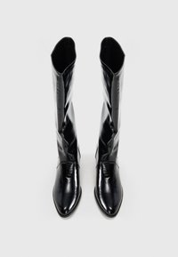 Cizme negre până la genunchi, din piele lucioasă, cu vârf ascuțit și textură superioară, având un finisaj neted și fără accesorii vizibile.