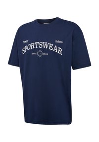 Marinblå bomull t-shirt med korta ärmar, med vit text "SPORTSWEAR" och en volleybollgrafik. Avslappnad, löst sittande.