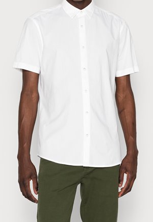 Camisa blanca de manga corta con botones, hecha de tejido ligero, que presenta un cuello clásico, cierre de botón y un corte relajado.