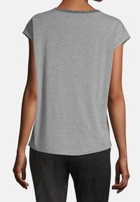 T-shirt grigio a maniche corte in morbido tessuto, con scollatura arrotondata e una vestibilità rilassata, arricchita da una sottile cucitura dettagliata sul colletto.