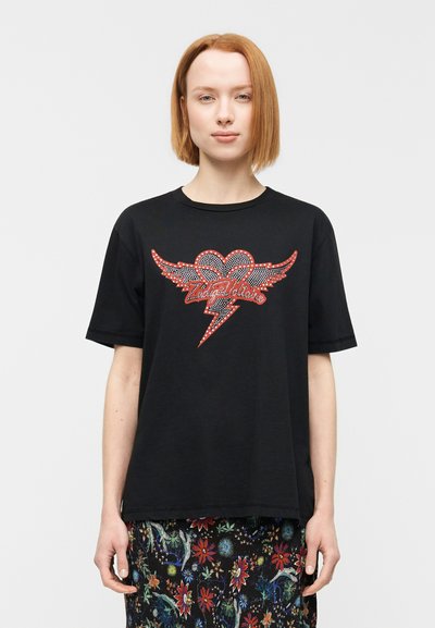 T-shirt en coton noir à manches courtes, avec un cœur scintillant rouge et un motif d'ailes, orné de strass et d'un accent en forme d'éclair.