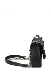 Borsa a tracolla in pelle nera con dettagli arricciati, catena e tracolla in argento, forma rettangolare, texture liscia. Design compatto con accessori dettagliati.