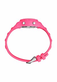 Montre en silicone rose avec un cadran rond, deux boutons en argent et un bracelet texturé. Comprend un fermoir en métal avec une boucle pour un maintien sécurisé.