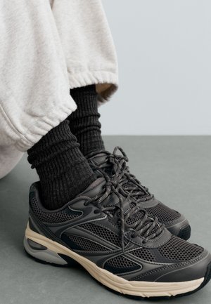 OYSHO, MULTI-PIECE FREETIME TRAINERS - Baskets de marche - dark grey