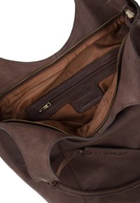 Braune Lederhandtasche mit glatter Textur, ausgestattet mit einer Reißverschlusstasche und einem Innenfutter aus hellbraunem Stoff. Akzente aus goldenem Metall.