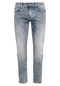 Jeans de mezclilla azul claro con un lavado desgastado, corte ajustado, diseño de cinco bolsillos, cremallera y cierre de botón de metal. Textura suave y detalles mínimos.