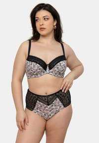 Ensemble soutien-gorge et culotte taille haute avec un motif floral en rose et crème, orné de dentelle noire et de bretelles contrastées.