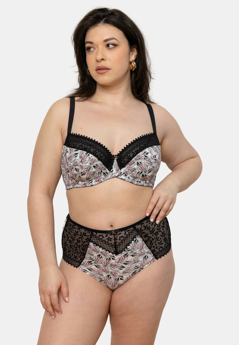 Ensemble soutien-gorge et culotte taille haute avec un motif floral en rose et crème, orné de dentelle noire et de bretelles contrastées.