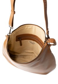 Bruine leren handtas met een gladde textuur, ritsluiting, binnenzak en beige stoffen voering. Verstelbare schouderriem voor het dragen.