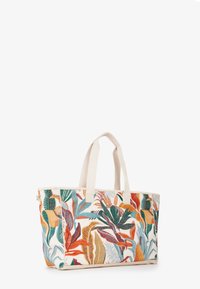 Borsa tote in tela con motivi floreali e fogliari colorati in verde, arancione e rosso; manici e bordi di un morbido color crema.
