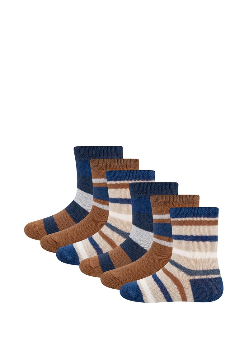 Cinco pares de calcetines en diferentes tonos de marrón y azul. Los patrones incluyen rayas y bloques de color. Fabricados con un tejido de punto.