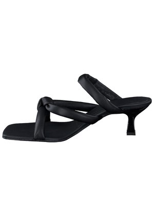 Zwarte sandalen met hak, met gevoerde gekruiste bandjes en een vierkante neus op een lage kittenhak.