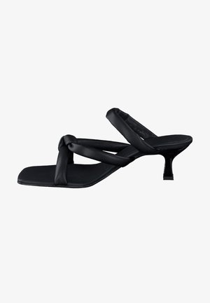 Zwarte sandalen met hak, met gevoerde gekruiste bandjes en een vierkante neus op een lage kittenhak.