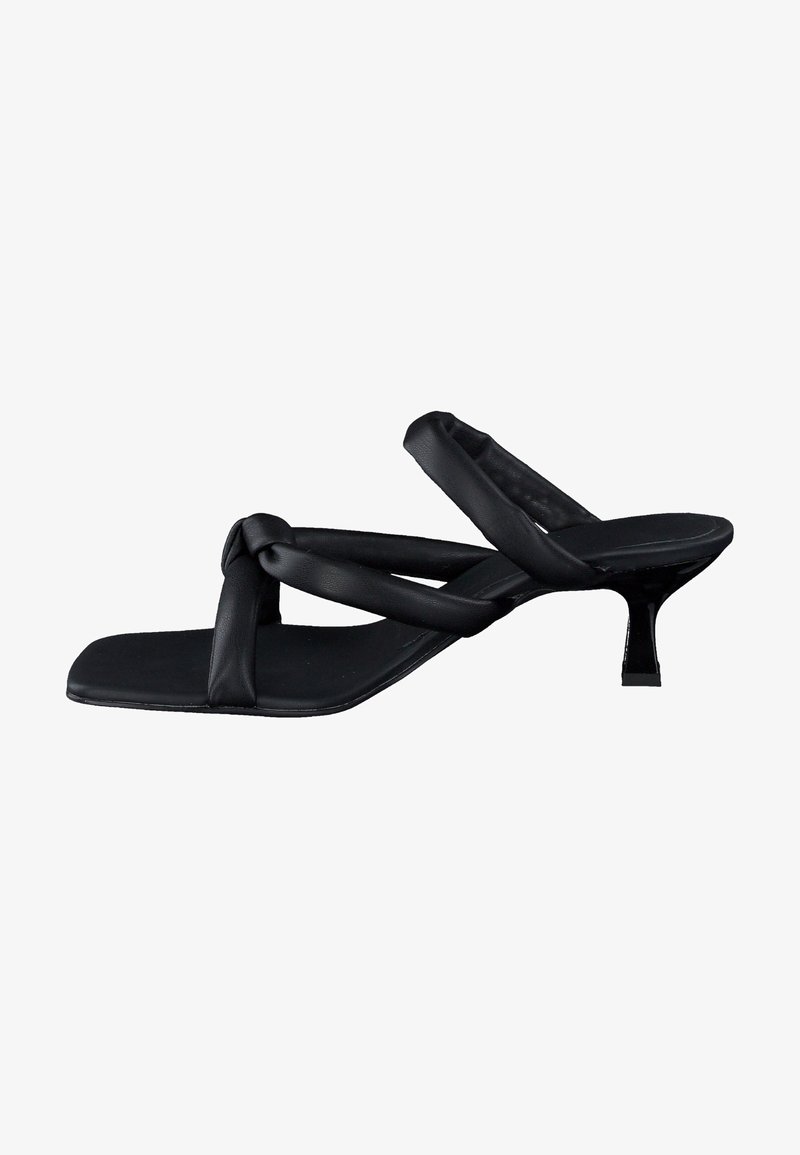 Sandale noire à talon avec des brides croisées rembourrées et un bout carré sur un petit talon kitten.