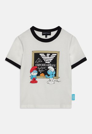 Camisa blanca de manga corta con ribete negro que presenta a dos Pitufos frente a una pizarra que muestra el logo de Emporio Armani y ecuaciones matemáticas.