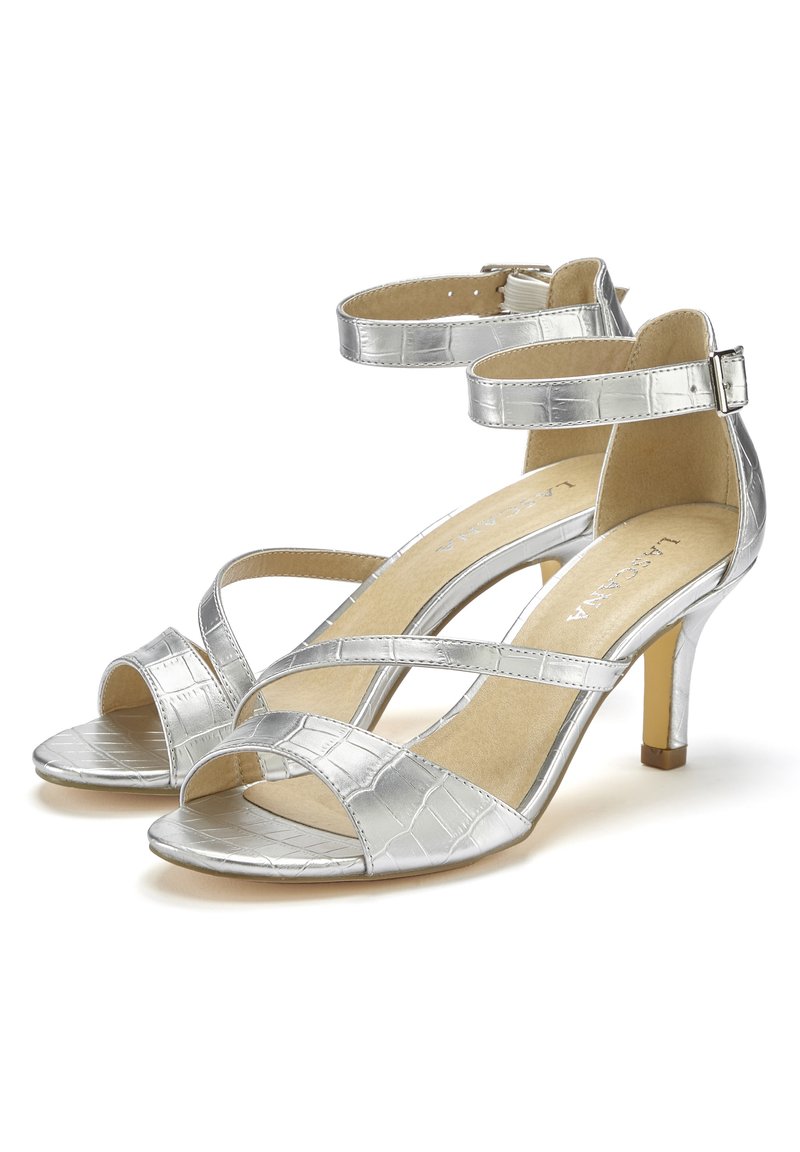 Silberne High-Heel-Sandalen mit Krokodil-Textur, offener Zehenpartie und kreuzweise verlaufendem Knöchelriemendesign. Mit goldfarbener Absatzakzentuierung.