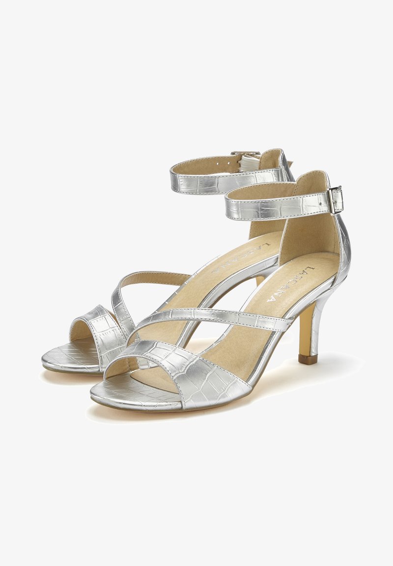 Silberne High-Heel-Sandalen mit Krokodil-Textur, offener Zehenpartie und kreuzweise verlaufendem Knöchelriemendesign. Mit goldfarbener Absatzakzentuierung.