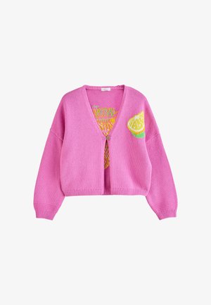 Rozā adīta kardigana ar vienu pogu, priekšpusē labajā pusē ar citrona šķēles dizainu un krāsainu augļu detaļu iekšpusē.