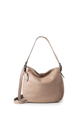 Borsa a mano in pelle beige con forma morbida, parte superiore curva, tracolla regolabile e una piccola etichetta laterale. Presenta una superficie texturizzata e una leggera lucentezza.