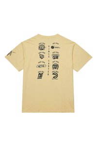 Helles gelbes Baumwoll-T-Shirt mit schwarzen Grafikdrucks von Basketball-Team-Logos und dem Spielernamen "Vince Carter", der vertikal auf dem Rücken angeordnet ist.