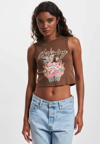 Brun cropped ermeløs topp med grafisk design av en fugl og flammer, med blomsterdetaljer. Laget av bomull med en tettsittende fasong.