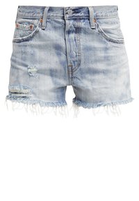 Ljusblå denimshorts med fransad nederkant, slitna detaljer och femficksdesign. Har knappflyg och jeansinspirerad sömnad.