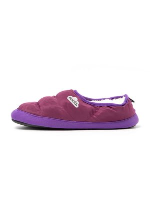 Zapatilla de estar por casa color púrpura y granate, tipo slip-on, con parte superior de tela suave, suela acolchada y forro interior de forro polar blanco, mostrada de lado.