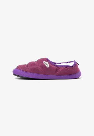 Zapatilla de estar por casa color púrpura y granate, tipo slip-on, con parte superior de tela suave, suela acolchada y forro interior de forro polar blanco, mostrada de lado.
