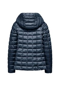 Giacca a vento blu navy con cappuccio, caratterizzata da un design trapuntato e una texture liscia e lucida. Le maniche sono aderenti e l'orlo è leggermente accorciato.