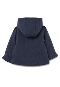 Cappotto blu navy con texture a spina di pesce, caratterizzato da maniche larghe e orlo piatto. Tessuto liscio e dettagli del cappuccio strutturati.