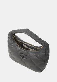 Borsa a tracolla grigia imbottita in morbida pelle con una cerniera dorata, dotata di una maniglia singola e un piccolo logo decorativo sul lato.