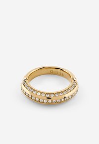 Anello d'oro con due bande parallele decorate con piccoli cristalli trasparenti, superficie liscia e lucida, con nome del marchio inciso all'interno.