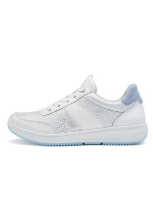 Baskets basses blanches avec motif texturé, lacets à l'avant, talon en daim bleu clair, et semelle en caoutchouc avec grip rainuré.