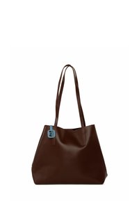 Geantă de umăr sintetică maro cu două bretele lungi, siluetă unghiulară, textură netedă și un etichetă albastră prinsă de mânere.