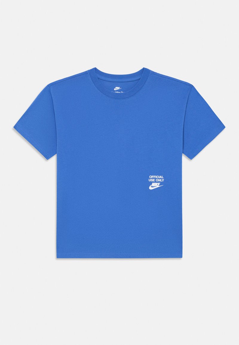 Μπλε T-shirt Nike με κοντά μανίκια και λευκό κείμενο και λογότυπο "Επίσημη Χρήση Μόνο" στο κάτω δεξί μπροστινό μέρος.