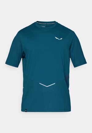 Cămașă sport de culoare teal cu mânecă scurtă, dotată cu panouri texturate, logo alb și un design în formă de v. Dispune de un decolteu rotund și accente contrastante.