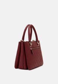 Punainen nahkalaukku, jossa on kohokuvioitu pinta, kaksoiskahvat ja kultasävyiset metalliosat. Ominaisuuksiin kuuluu edessä oleva vetoketjullinen tasku ja jämäkkä muoto.