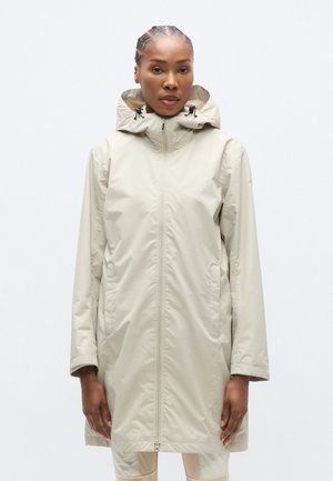 Parka impermeable de color beige claro con capucha, cremallera frontal y cordones ajustables. Presenta una textura lisa y mate y mangas largas.