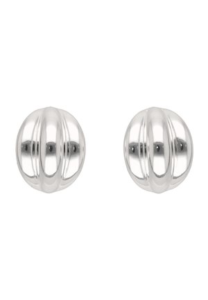 O pereche de cercei ovali argintii și lucioși, cu trei nervuri verticale ridicate pe fiecare, așezați pe un fundal alb.