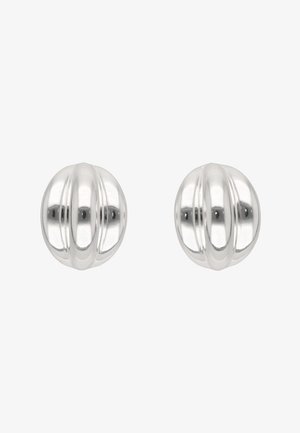 Coppia di orecchini ovali argentati lucidi con tre rilievi verticali su ciascuno, su sfondo bianco.