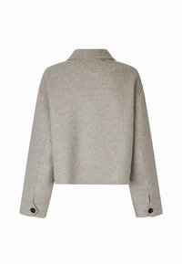 Zkrácená šedá vlněná bunda s límcem, dlouhými rukávy a knoflíkovými manžetami. Měkká textura a minimalistický design bez viditelných zapínání.