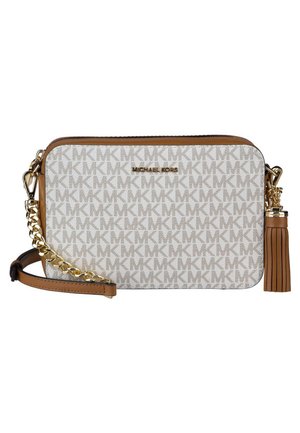 Michael Kors torba preko ramena z geometrijskim belim materialom, svetlo rjavimi usnjnimi akcenti, zlatim kovinskim okovjem in detajlom resic na strani.