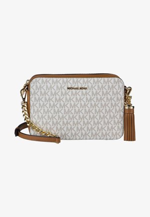 Bolso cruzado de Michael Kors con una tela blanca geométrica, acentos de cuero beige, herrajes dorados y un detalle de borlas en el costado.