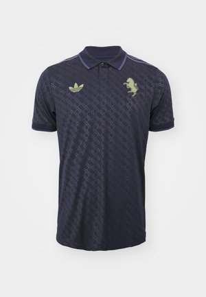 Polo shirt blu navy con un motivo testurizzato, caratterizzato da un logo verde sul lato sinistro del petto e dettagli a contrasto nel colletto e nelle maniche.