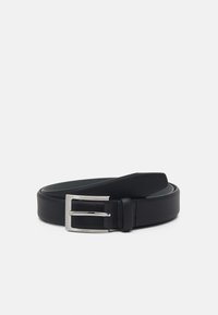 Cinto de pele preta com textura suave, fivela retangular prateada e design elegante. Os detalhes incluem costura visível e logotipo.
