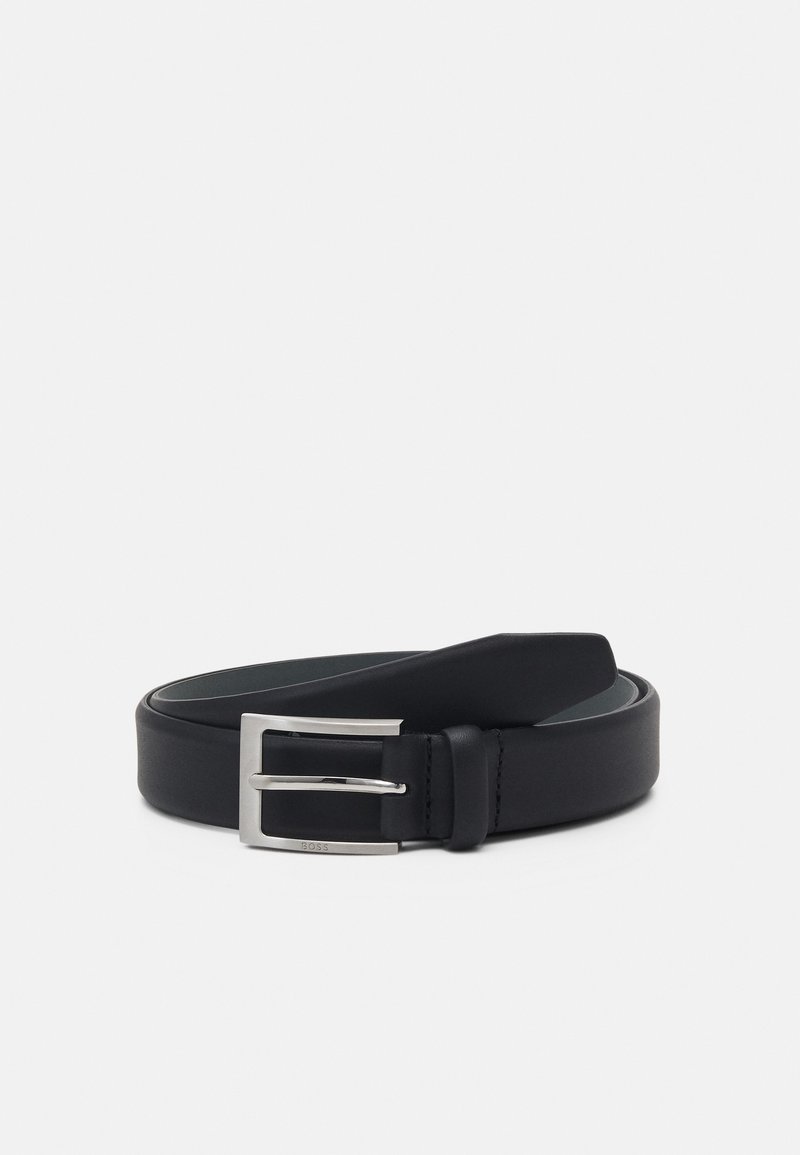 Cinto de pele preta com textura suave, fivela retangular prateada e design elegante. Os detalhes incluem costura visível e logotipo.