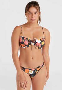 Bloemen bikini set met een zwarte achtergrond en oranje, roze en witte bloemen. De top heeft een striksluiting aan de voorkant en de bottoms zijn low-rise.