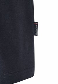 Dunkelblauses T-Shirt aus strukturierter Stoffqualität mit einem seitlichen Etikett, auf dem "HECHTER" in Weiß steht, akzentuiert durch schmale rote und weiße Streifen.