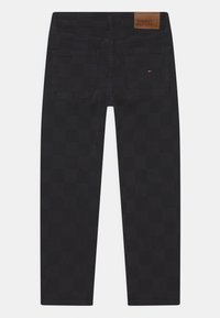 Černé denimové kalhoty s kostičkovaným vzorem, rovný střih nohou, dvojité zadní kapsy a hnědá kožená značka na pásku.